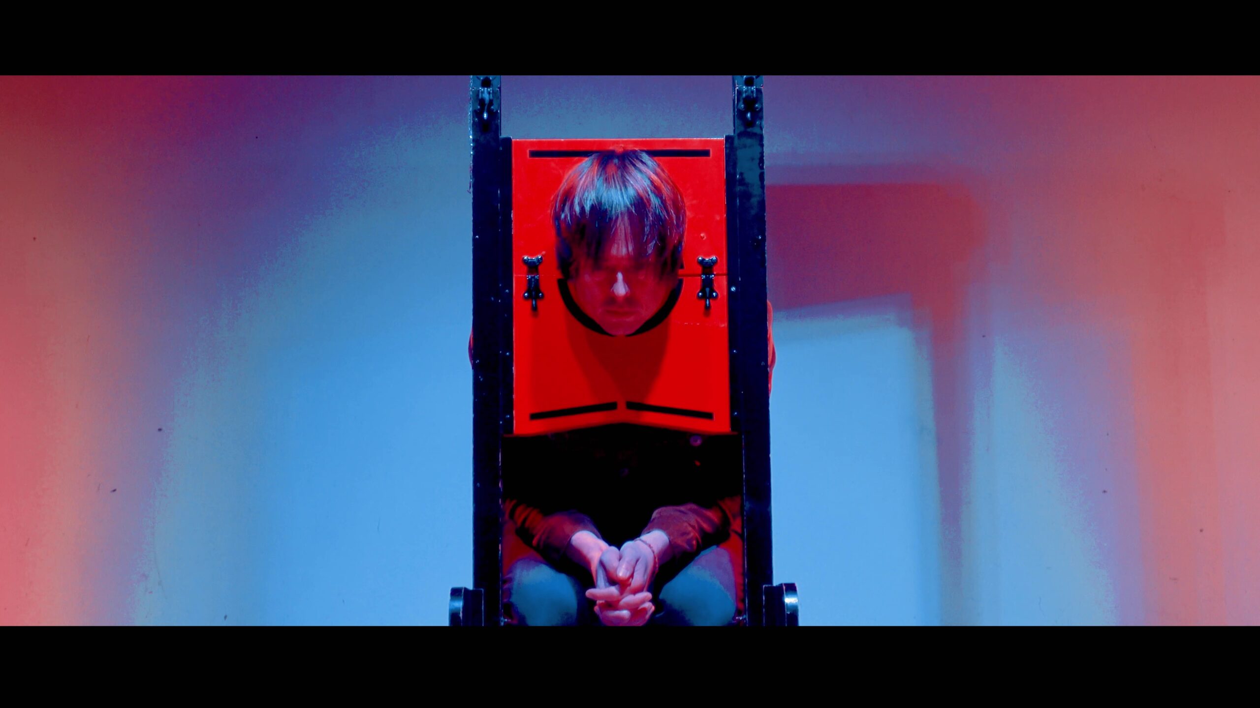 Sleuth press photo - head in a guillotine