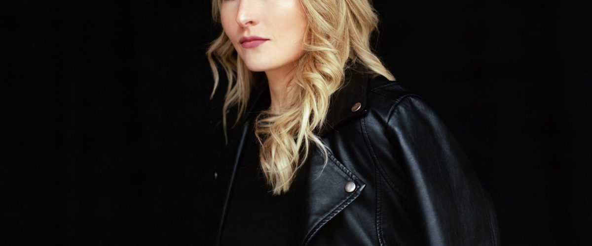 Julia Dales press photo for single 'Silver Lady'