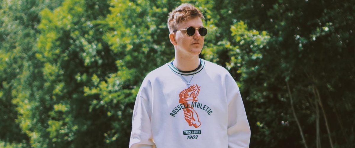 holmes press photo for new single never learning