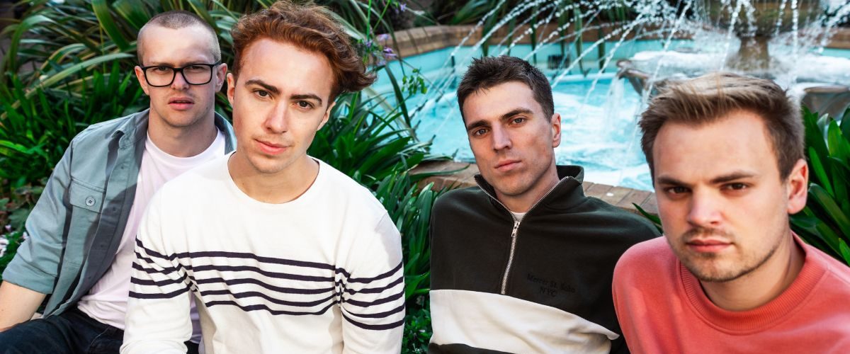 luna blue press photo for how does it feel